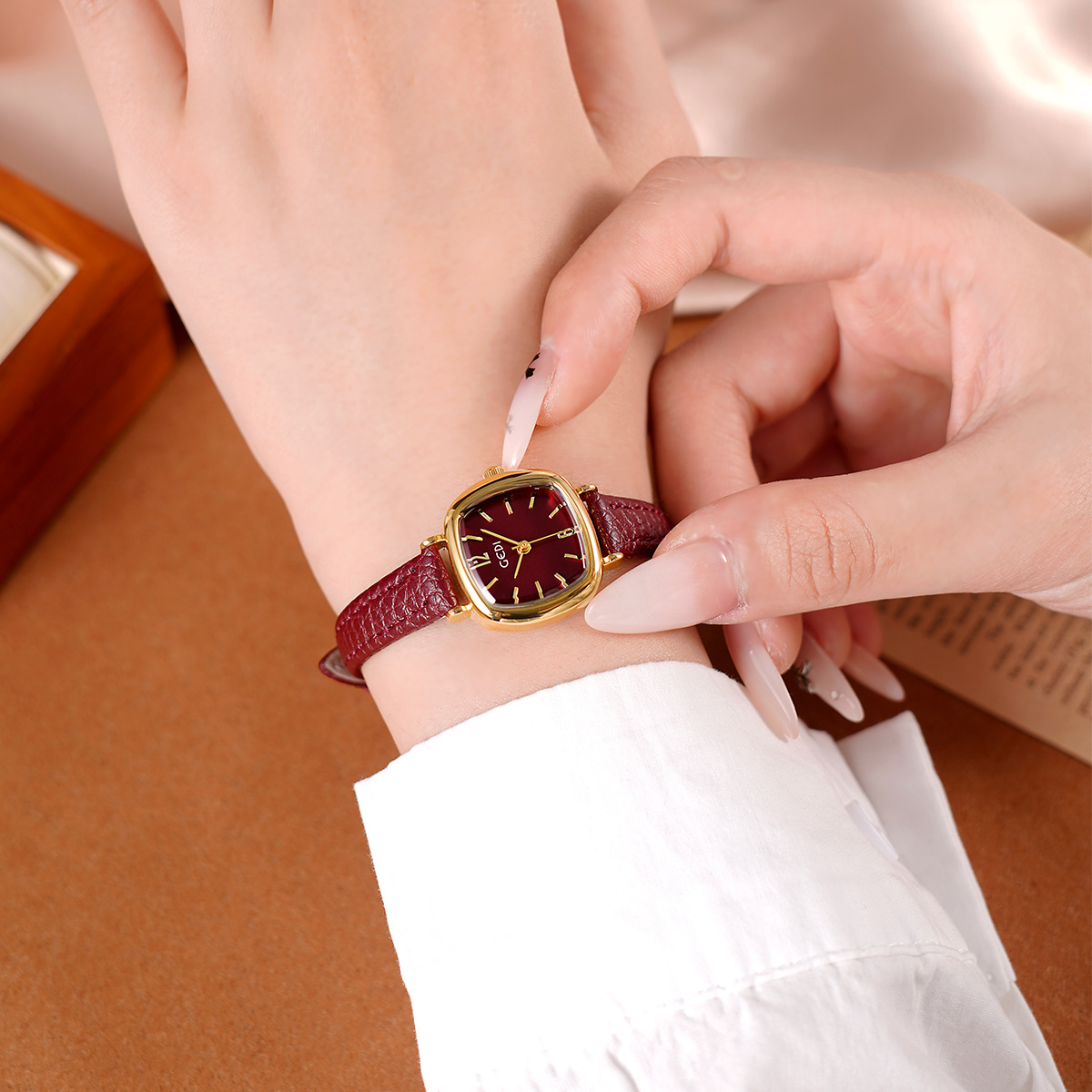 UTHAI 61018 CQ490 Simplicity,  - Luxury Watch Values 评论和价格